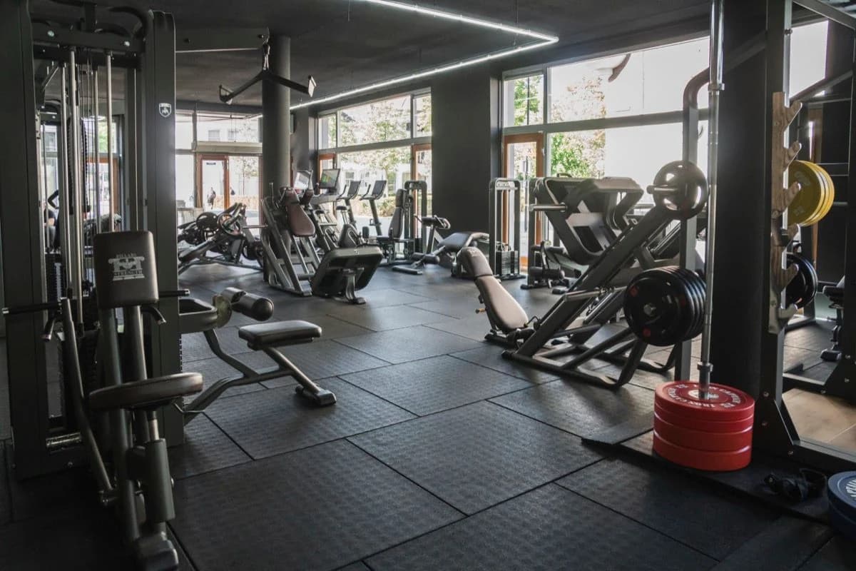 Salle de fitness entièrement équipée par Telju